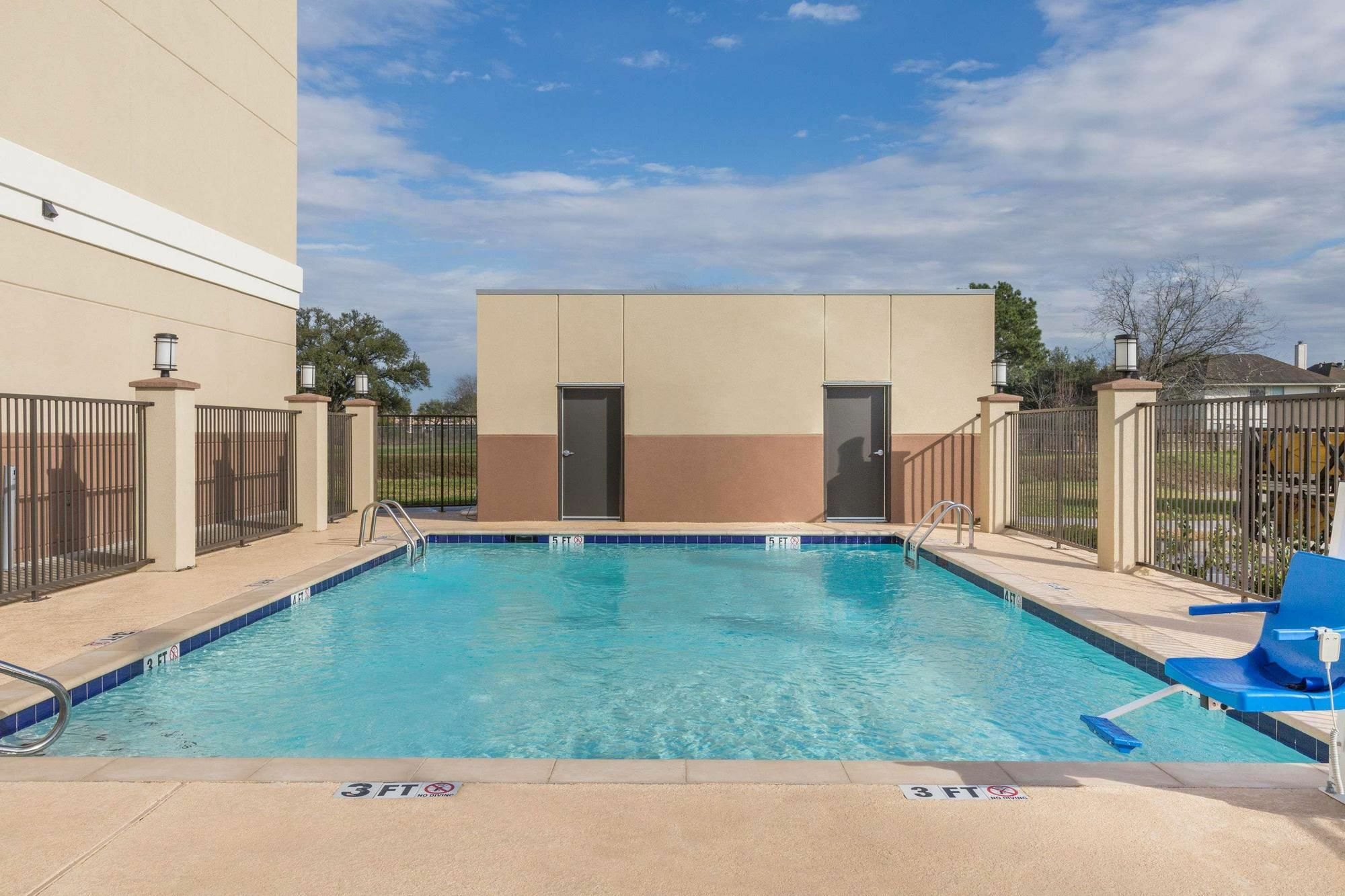 Days Inn & Suites By Wyndham Houston Nw Cypress Exterior foto